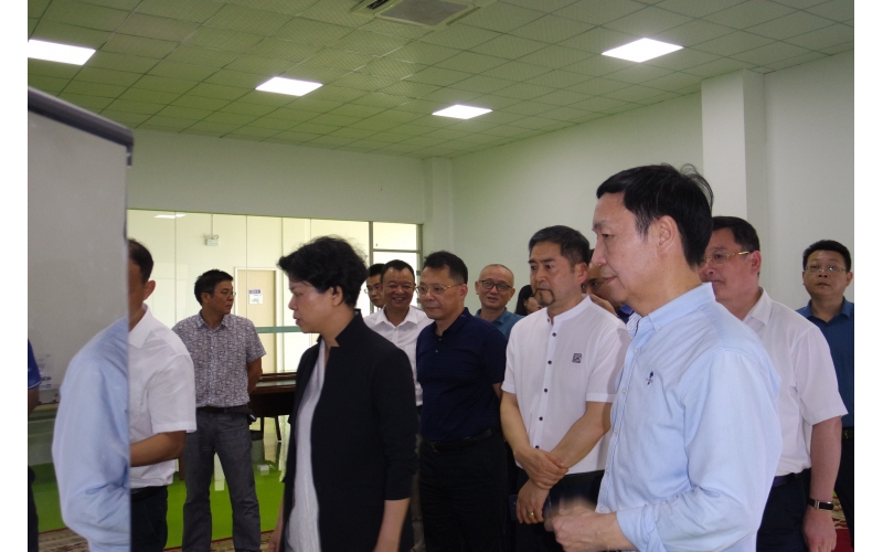 市委副書記、市長張迎春走訪智能制造企業(yè)，來我司調(diào)研，與我司高層領(lǐng)導(dǎo)親切會面。